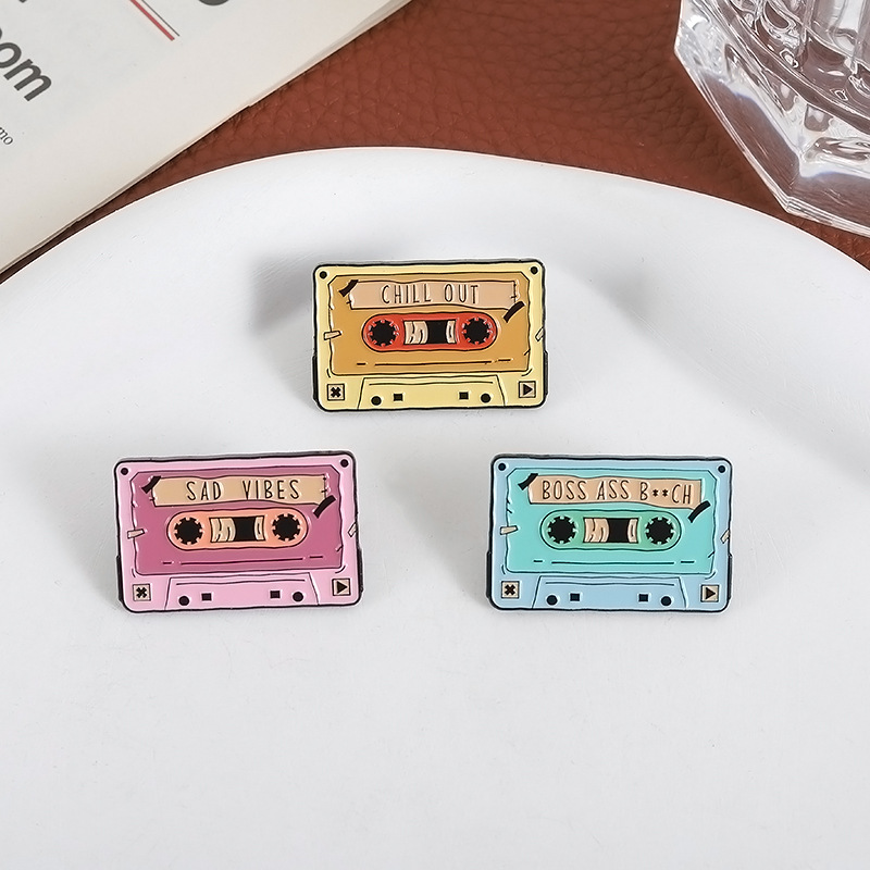 Vintage Music Tape Enamel Broo - огляд і ціна Vintage Vibes Fashion